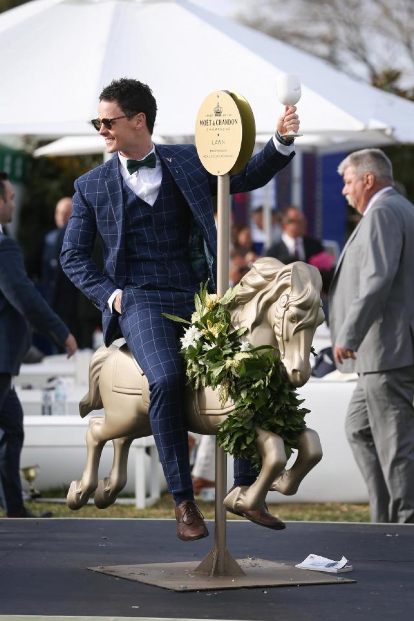 Horse aunts: Aussies had a full party at a horse racing tournament