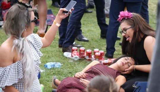 Horse aunts: Aussies had a full party at a horse racing tournament