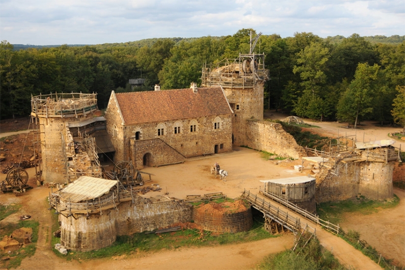 Horses, tortillas and not a single straw cutter: the French are building a castle using the technologies of the XII century