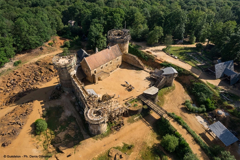 Horses, tortillas and not a single straw cutter: the French are building a castle using the technologies of the XII century Horses, tortillas and not a single straw cutter: the French are building a castle using the technologies of the XII century