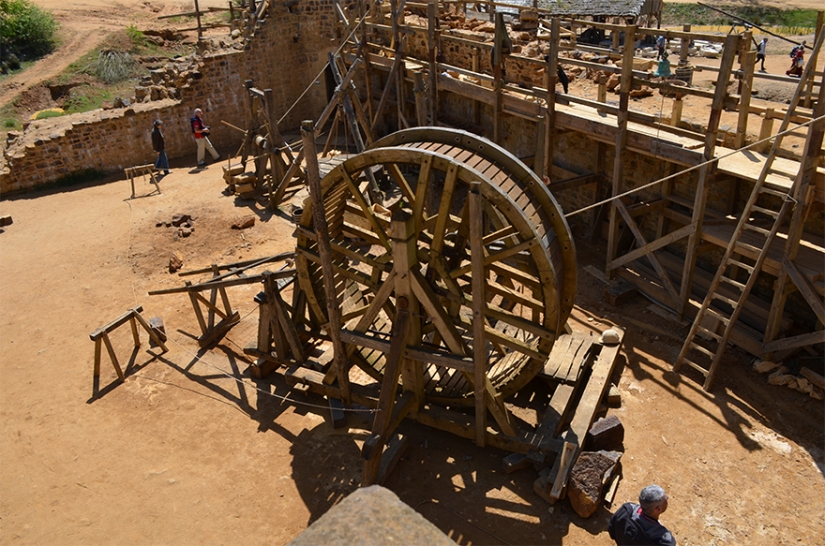 Horses, tortillas and not a single straw cutter: the French are building a castle using the technologies of the XII century Horses, tortillas and not a single straw cutter: the French are building a castle using the technologies of the XII century
