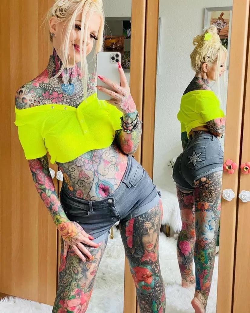 Hot granny in tattoos admires candid photos