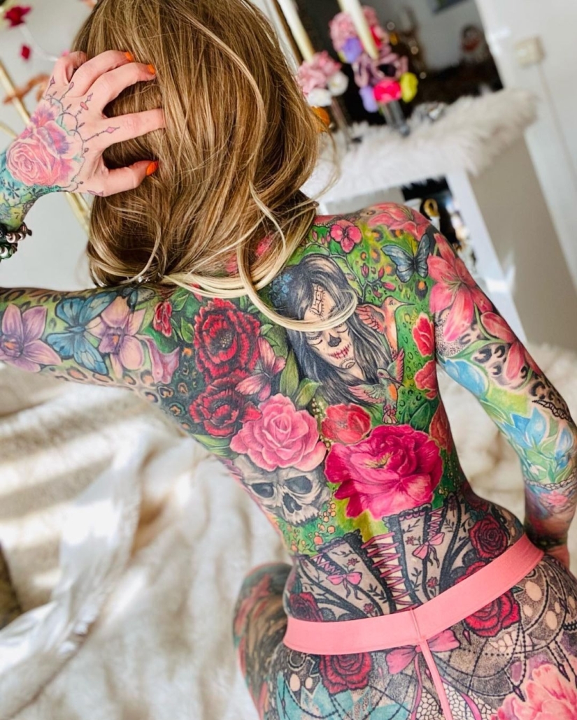 Hot granny in tattoos admires candid photos