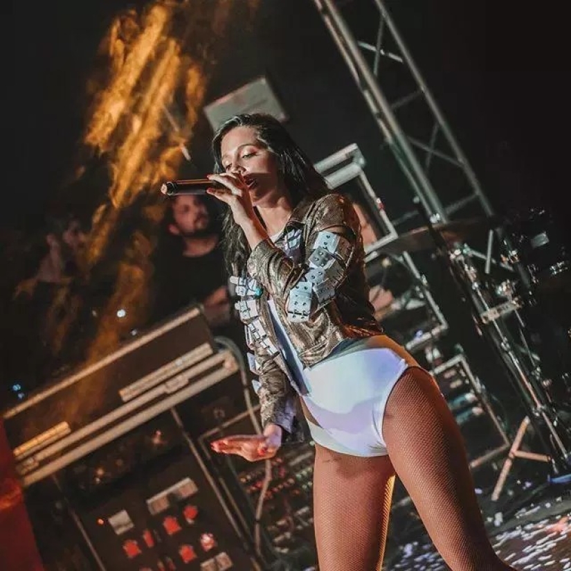 Hot thing Oriana: a la novia sexy del futbolista Paulo Dybala le gusta besar a las chicas