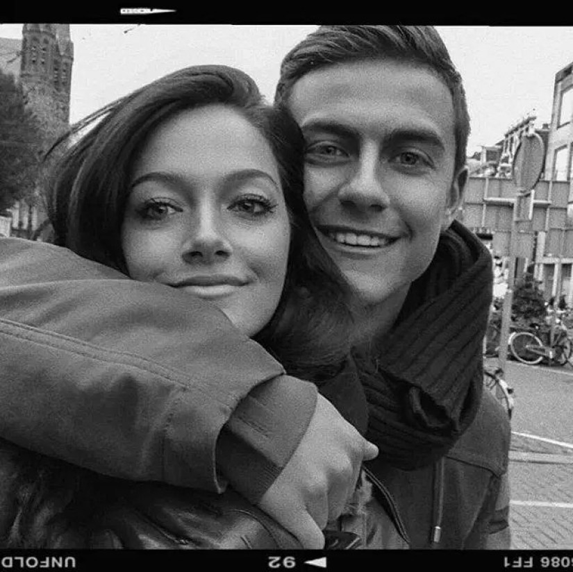 Hot thing Oriana: a la novia sexy del futbolista Paulo Dybala le gusta besar a las chicas Hot thing Oriana: a la novia sexy del futbolista Paulo Dybala le gusta besar a las chicas