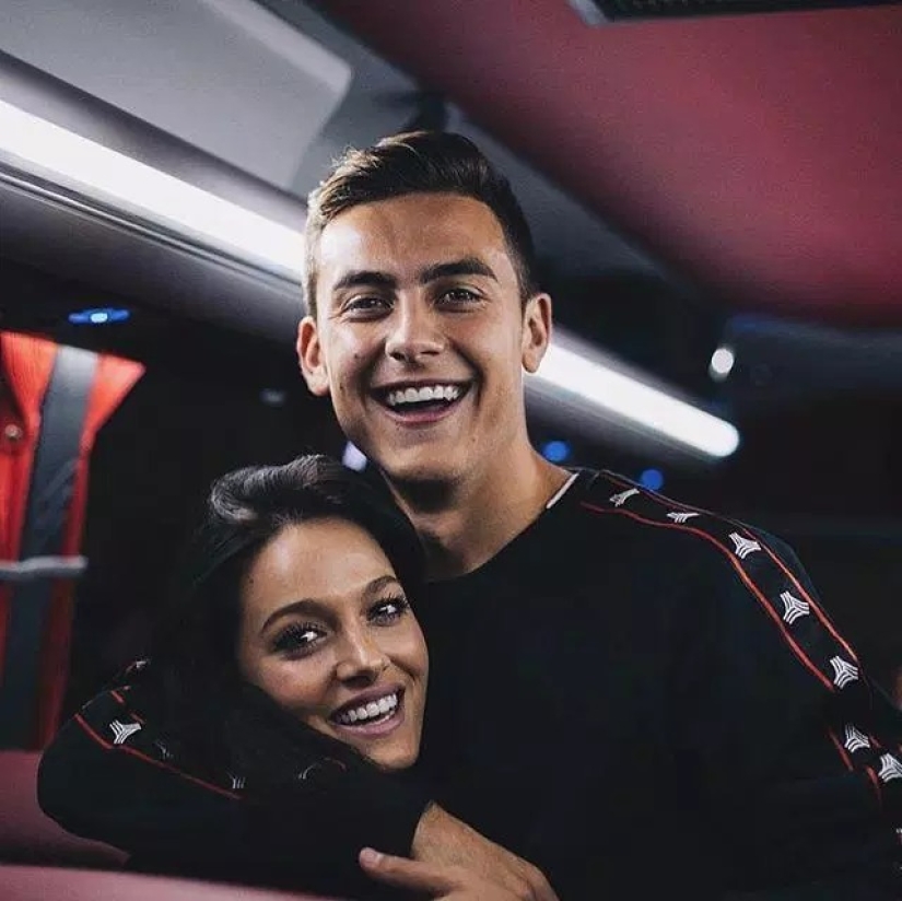 Hot thing Oriana: sexy girlfriend of football player Paulo Dybala likes to kiss girls