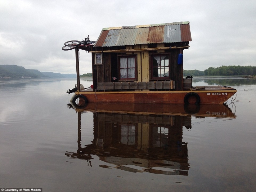 Houseboat travel