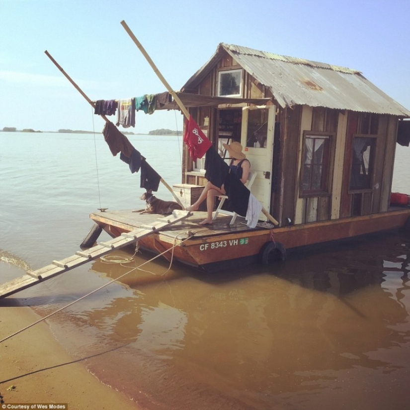Houseboat travel