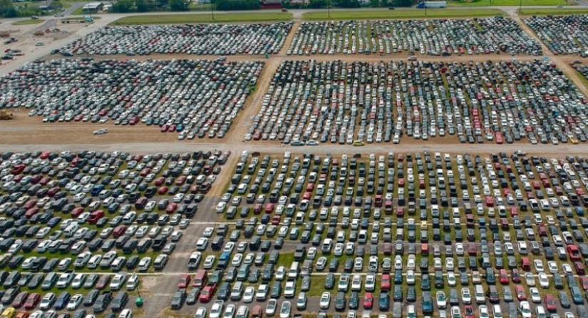 How Americans deal with drowned cars after Hurricane Harvey
