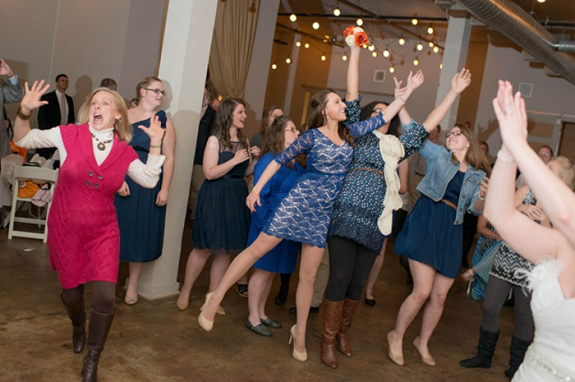 How children, animals and guests spoil wedding photos