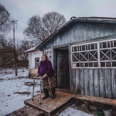 How do people who refused to leave the Chernobyl exclusion zone live now