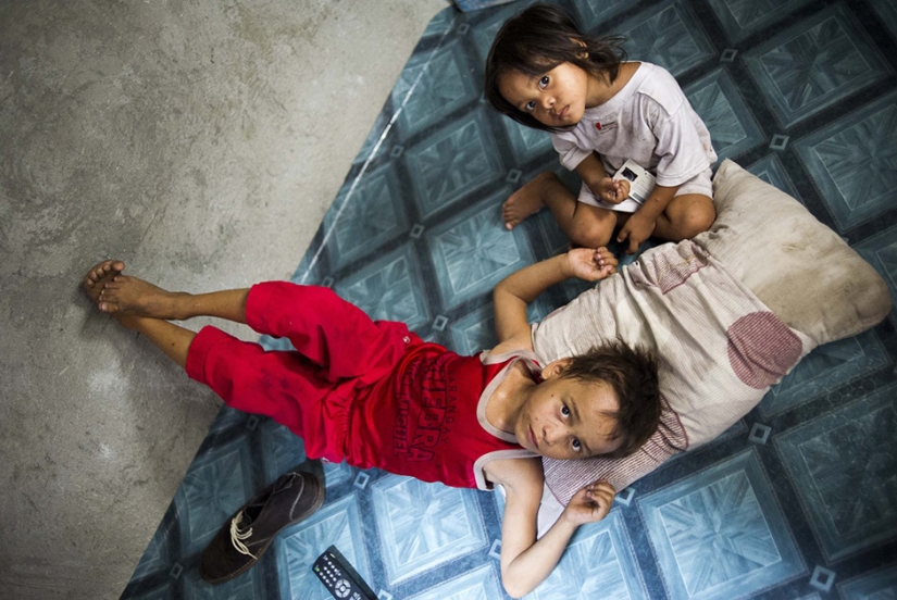 How do the children of sex tourists from the Philippines live