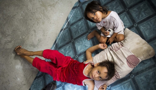 How do the children of sex tourists from the Philippines live