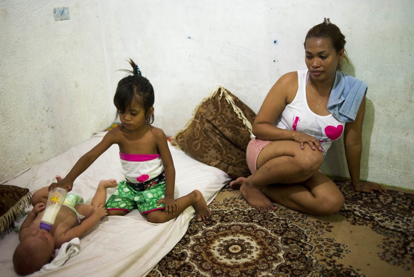 How do the children of sex tourists from the Philippines live