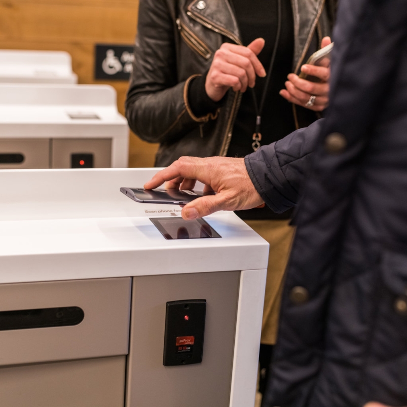 How does an Amazon supermarket work, where there are no sellers or cashiers