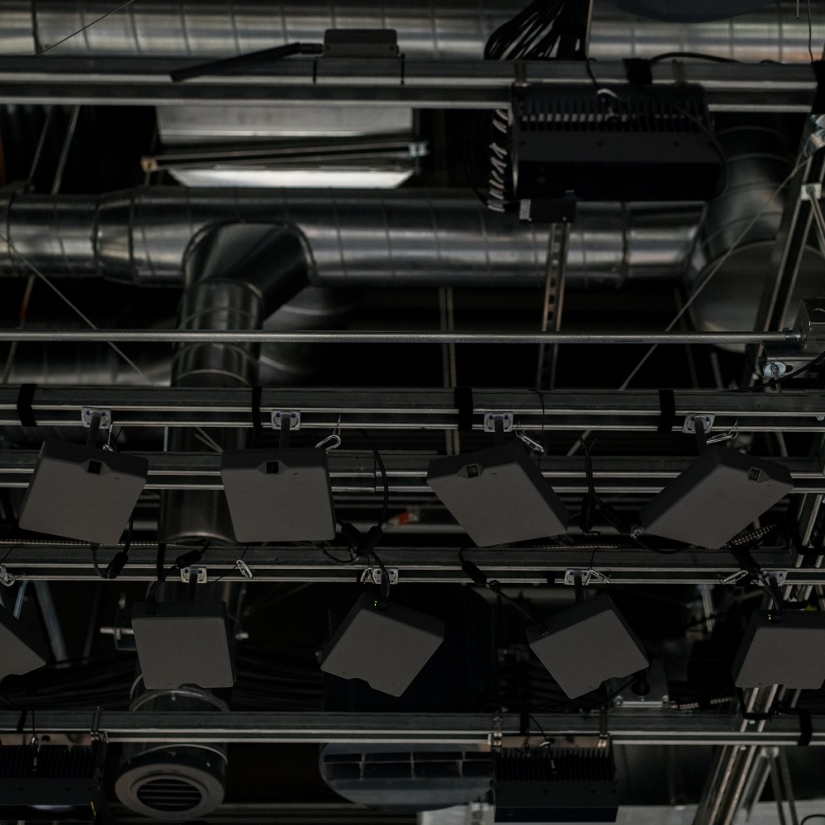 How does an Amazon supermarket work, where there are no sellers or cashiers