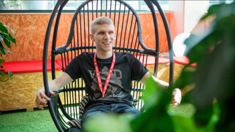 How does the work of a blind programmer from Finland work?