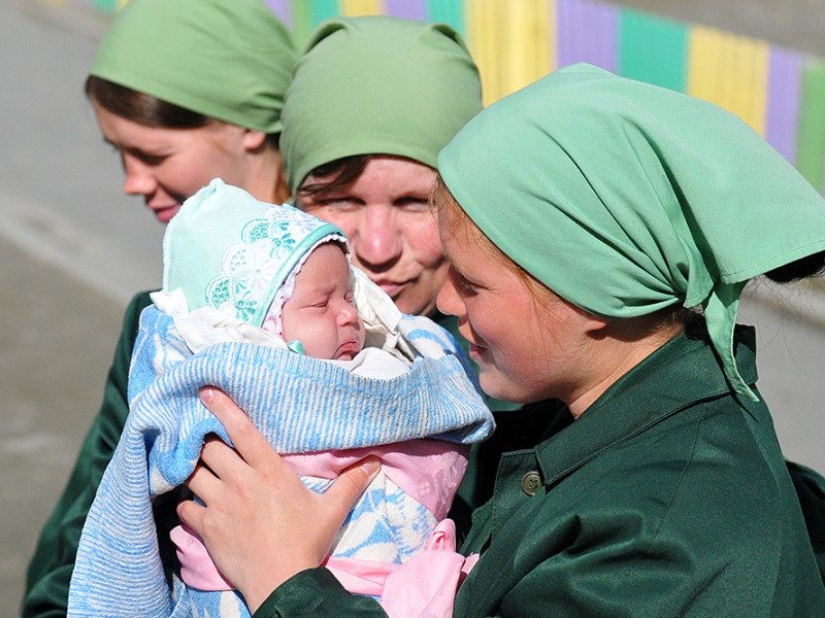 How newborn children of prisoners in the USA and Russia live