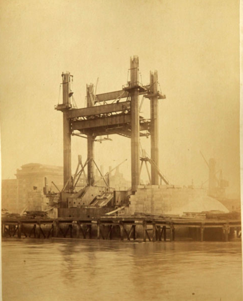 How the Tower Bridge was built