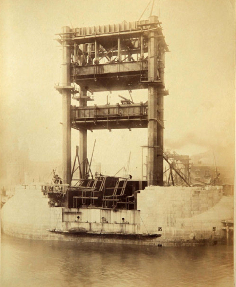 How the Tower Bridge was built