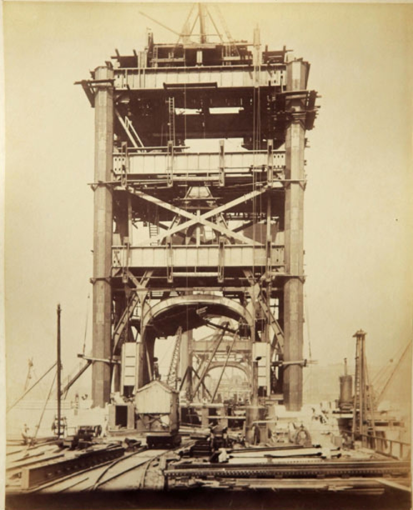 How the Tower Bridge was built
