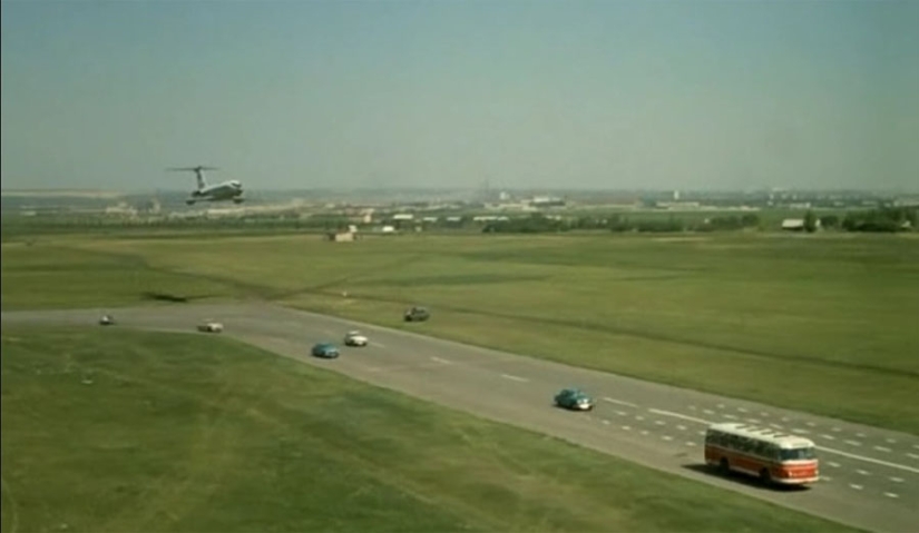 How they filmed the most dangerous stunt of landing an airplane on a highway in "The Incredible Adventures of Italians in Russia"