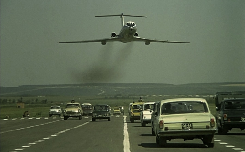 How they filmed the most dangerous stunt of landing an airplane on a highway in "The Incredible Adventures of Italians in Russia"