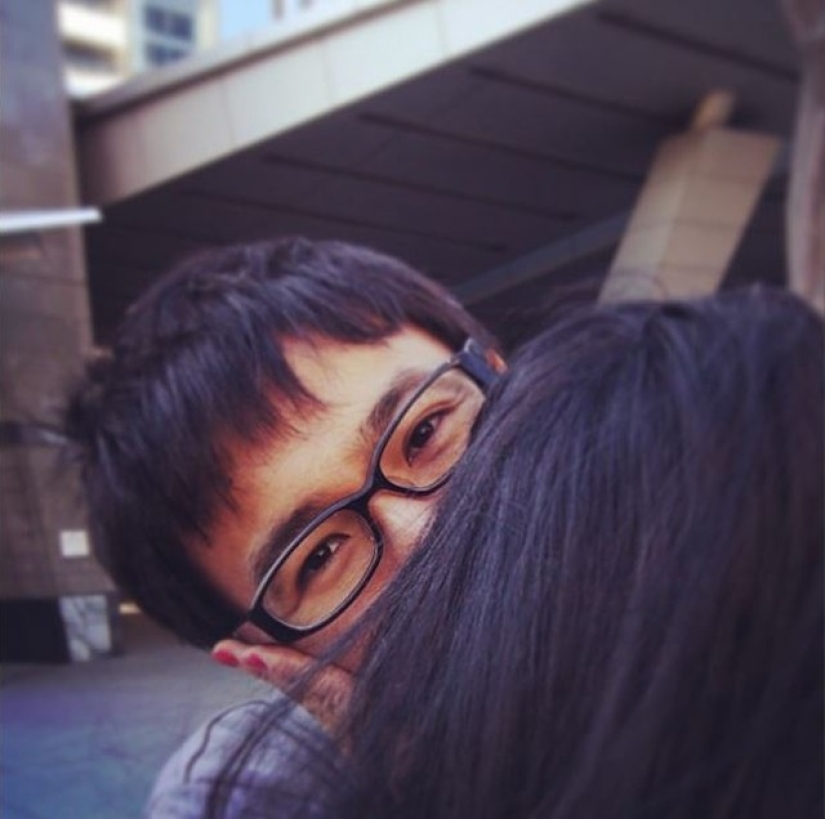 How to be photographed with a girlfriend if you... don't have a girlfriend