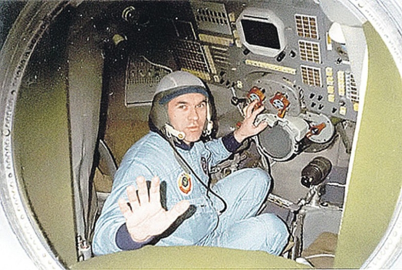 How to drink cognac and go on strike in space: scary, funny and mysterious stories of astronauts