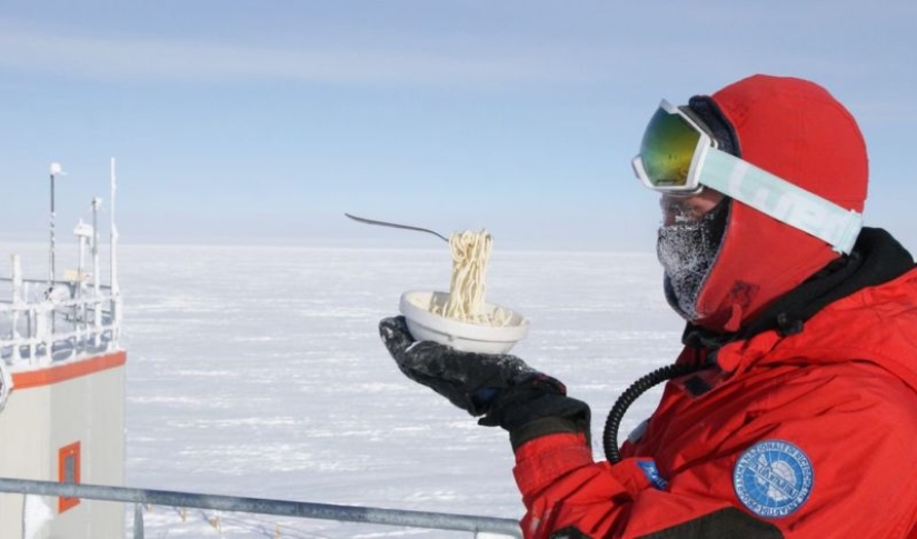 How to live at a temperature of -80: pictures from the most remote scientific base in the world