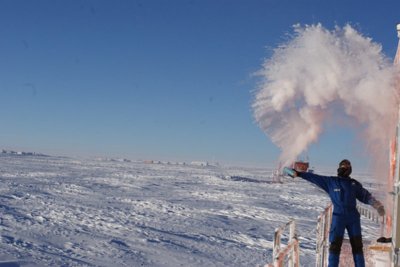 How to live at a temperature of -80: pictures from the most remote scientific base in the world