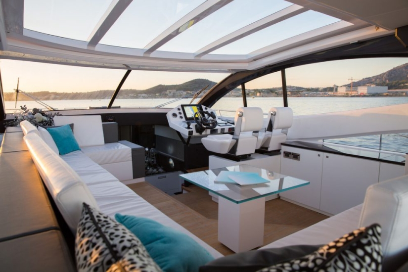 How to spend an unforgettable summer: yacht rental experience