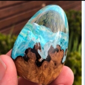 Huevos de dragón coloridos hechos de resina y madera por el artista australiano Ben Works