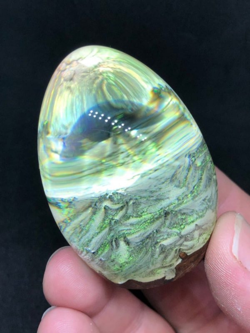 Huevos de dragón coloridos hechos de resina y madera por el artista australiano Ben Works Huevos de dragón coloridos hechos de resina y madera por el artista australiano Ben Works