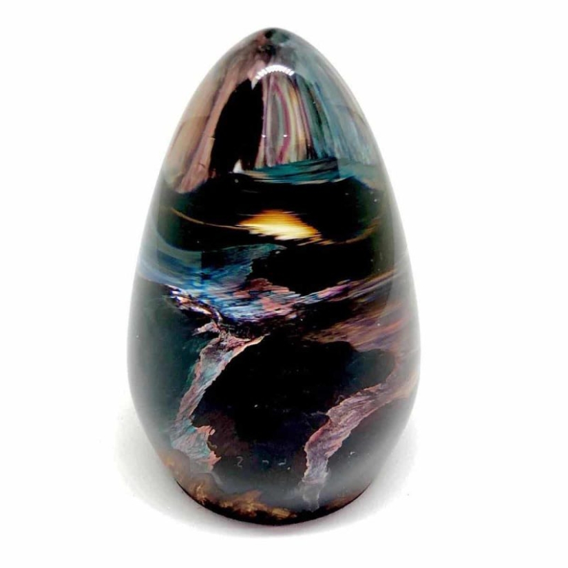 Huevos de dragón coloridos hechos de resina y madera por el artista australiano Ben Works Huevos de dragón coloridos hechos de resina y madera por el artista australiano Ben Works