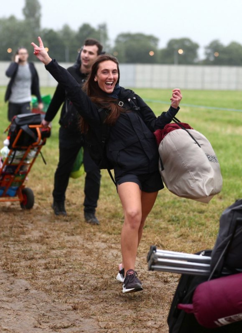 Humor de goma: Glastonbury saluda a los participantes con impermeables y una dosis asesina de alcohol