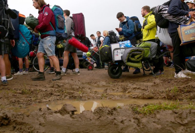 Humor de goma: Glastonbury saluda a los participantes con impermeables y una dosis asesina de alcohol