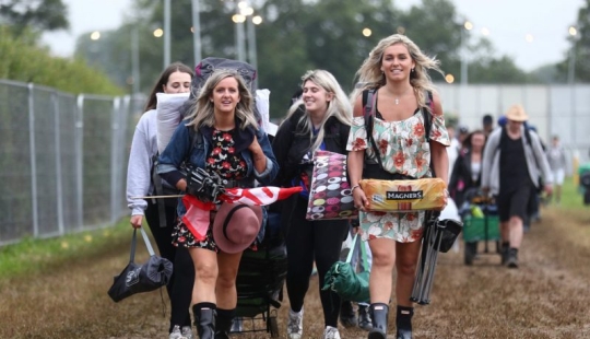 Humor de goma: Glastonbury saluda a los participantes con impermeables y una dosis asesina de alcohol Humor de goma: Glastonbury saluda a los participantes con impermeables y una dosis asesina de alcohol