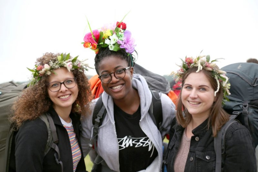 Humor de goma: Glastonbury saluda a los participantes con impermeables y una dosis asesina de alcohol