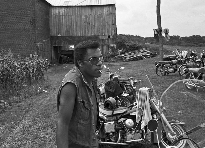 Humpback weekend: retro photos of bikers of non-traditional sexual orientation