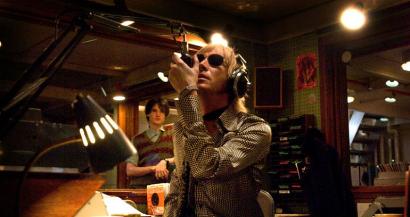 I can't hear you! Why do you lack a normal microphone for happiness I can't hear you! Why do you lack a normal microphone for happiness