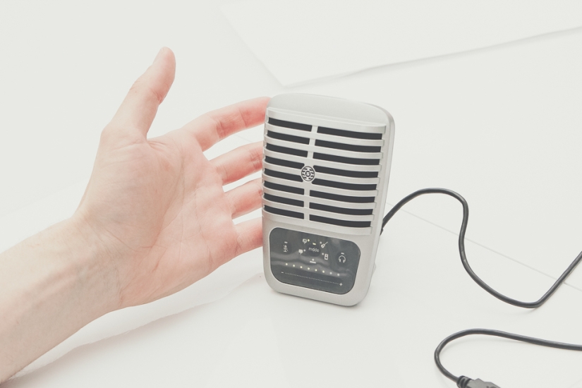 I can't hear you! Why do you lack a normal microphone for happiness I can't hear you! Why do you lack a normal microphone for happiness