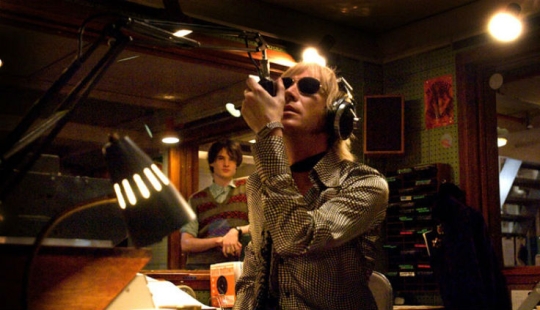 I can't hear you! Why do you lack a normal microphone for happiness I can't hear you! Why do you lack a normal microphone for happiness