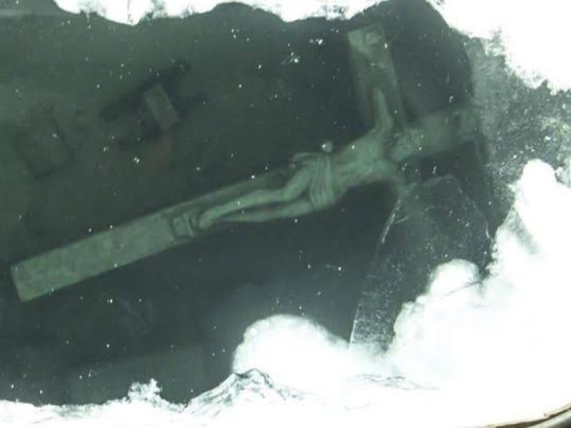 Ice magic: Lake Michigan covered with "dragon scales"