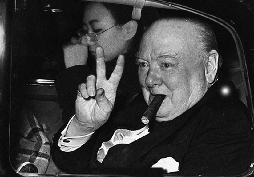 "I'm everywhere": Chinese artist inserts herself into iconic celebrity photos