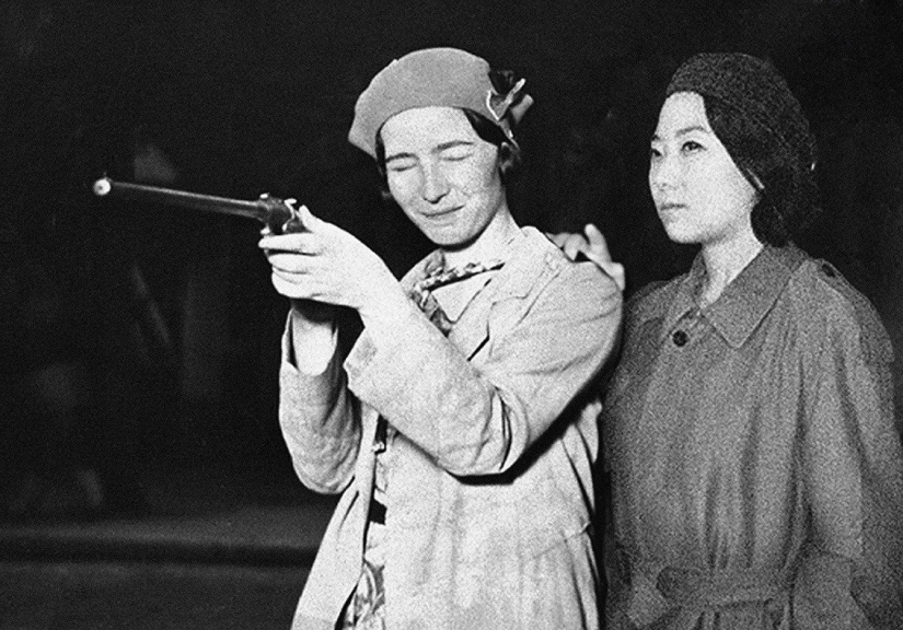 "I'm everywhere": Chinese artist inserts herself into iconic celebrity photos