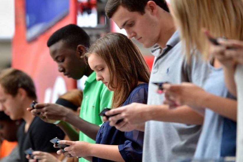 In a year, SMS can be replaced by RCS messages. How are they better?