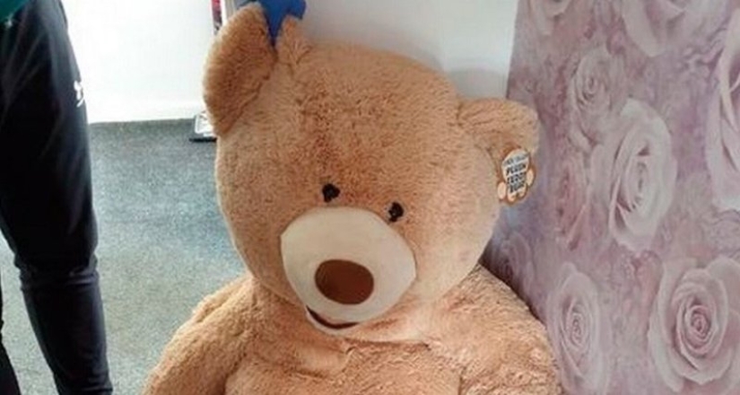 In Britain, a criminal pretended to be a toy to escape from the police