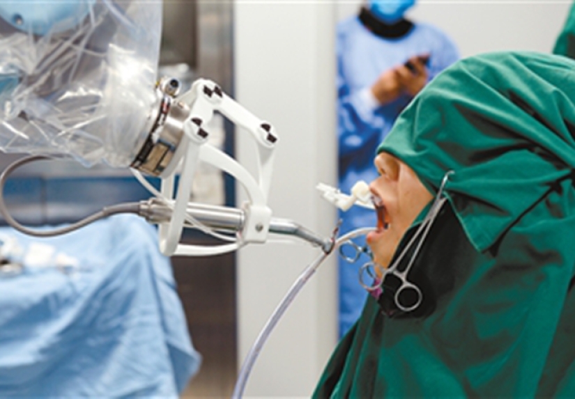 In China, a robot dentist inserted human teeth for the first time