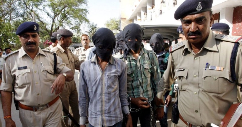 In India, a wife and her lover hired killers for her husband, but everything slipped into some kind of Bollywood